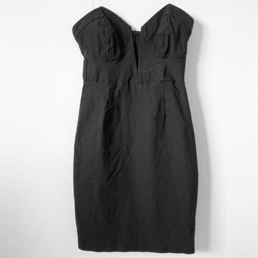 Lulu’s deep V strapless dress